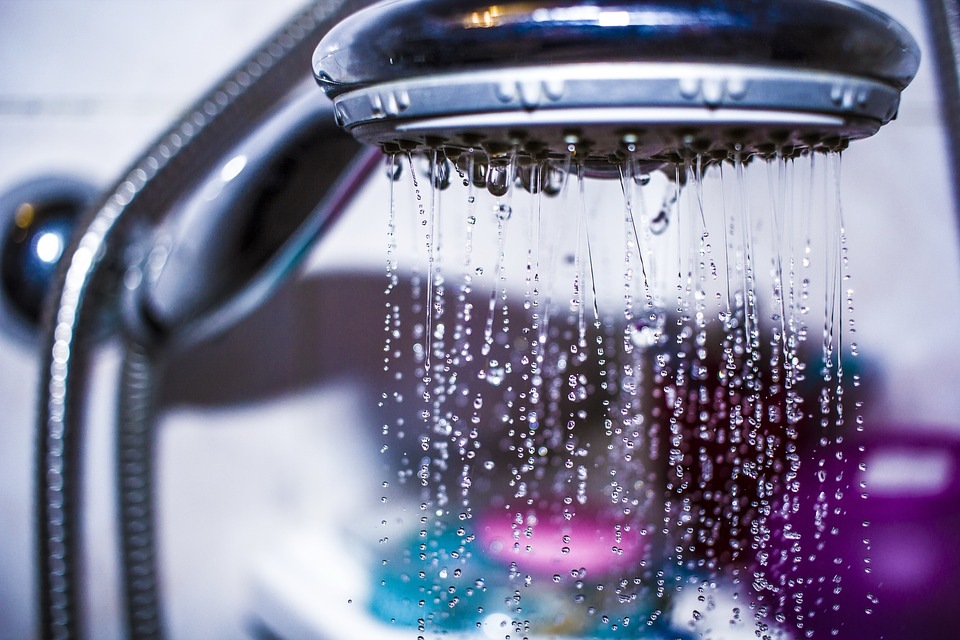 Termostatiniai dušo maišytuvai vs. standartinė įranga